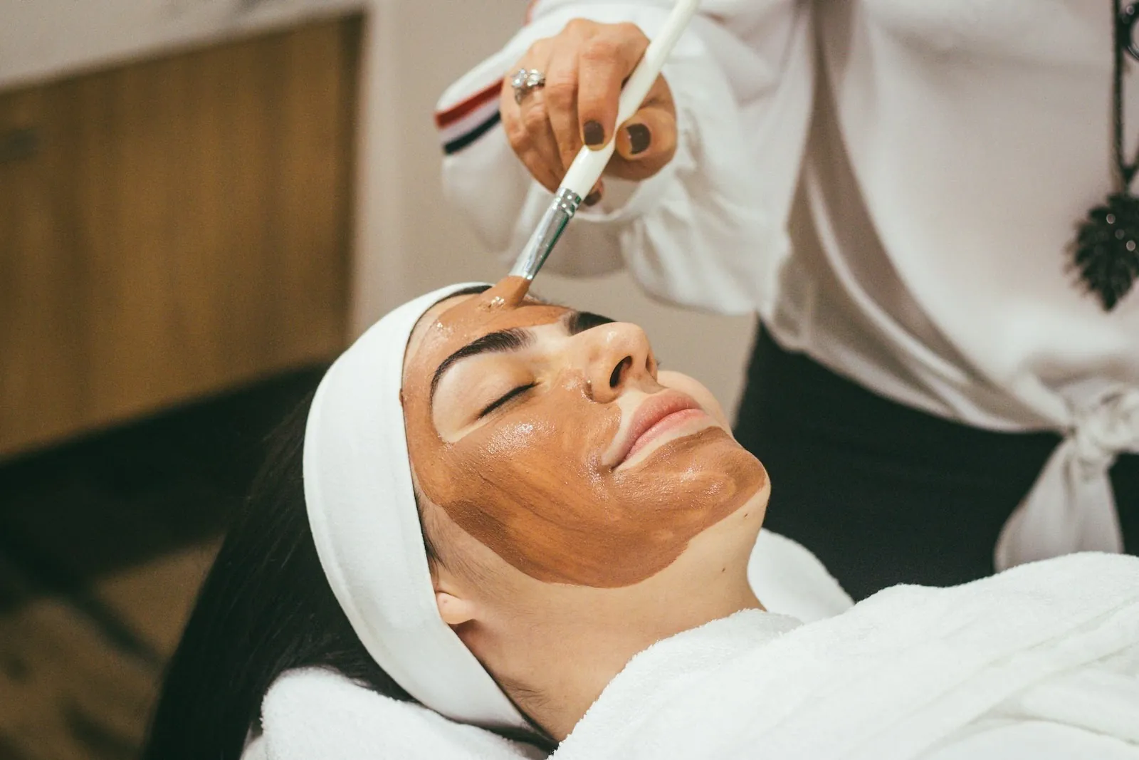 Aplicación de mascarilla facial con pincel