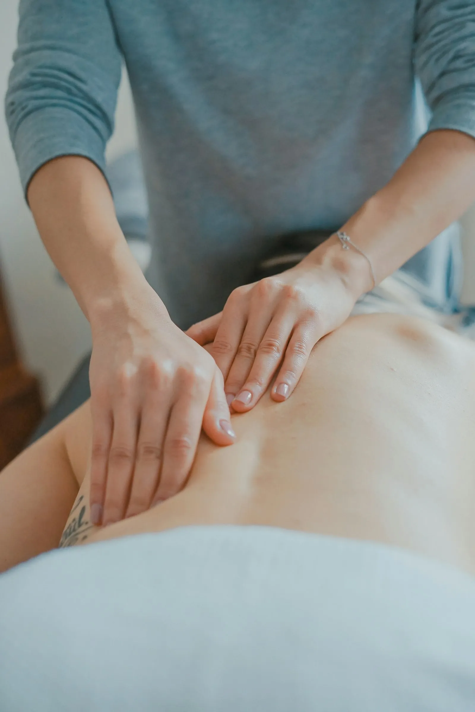 Manos de terapeuta durante un drenaje linfático